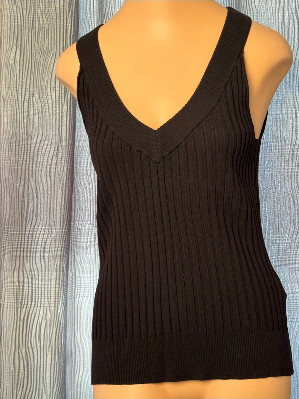 AUGUST SILK Classic Black Knit Ribbed V-Neck Tank Top